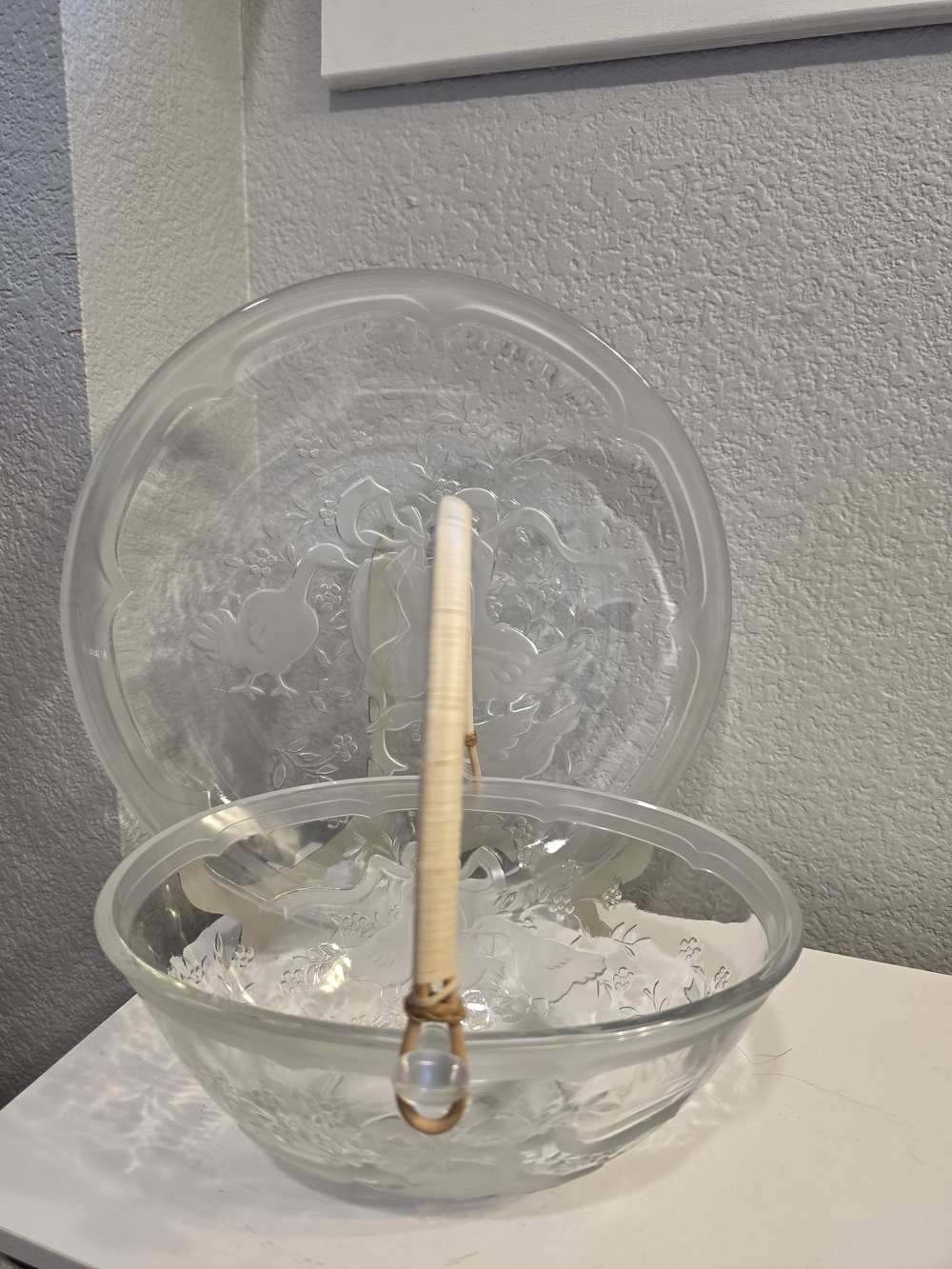Marmalade Pattern Glass Serving Bowl with Woven Handle And Platter